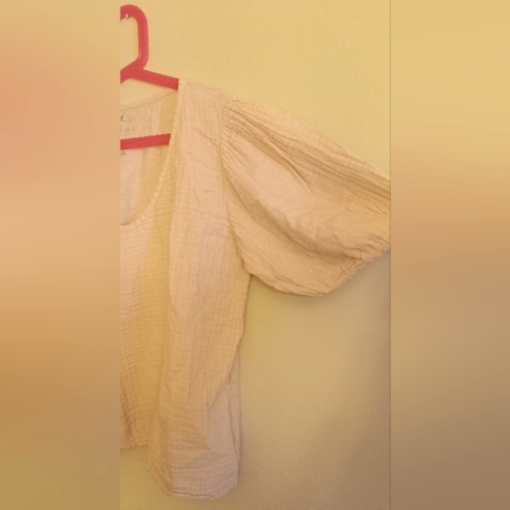 Deep v-neck bubble sleeve top